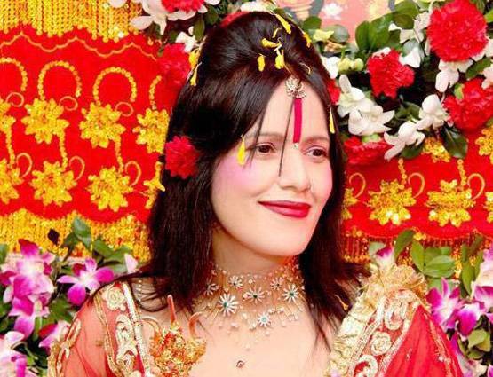 हाथ जोड़कर खड़े थे भक्त, #Metoo पर राधे मां ने दी ऐसी सलाह