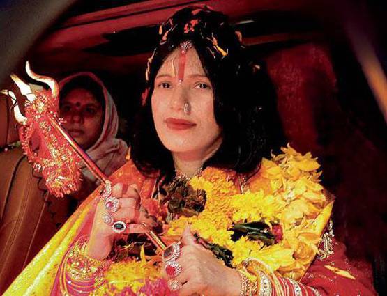 हाथ जोड़कर खड़े थे भक्त, #Metoo पर राधे मां ने दी ऐसी सलाह