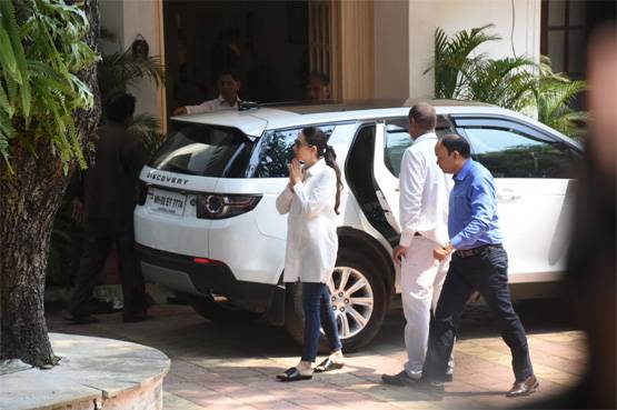 काजोल से अनिल कपूर तक, कृष्णा राज के अंतिम दर्शन को पहुंचे सितारे