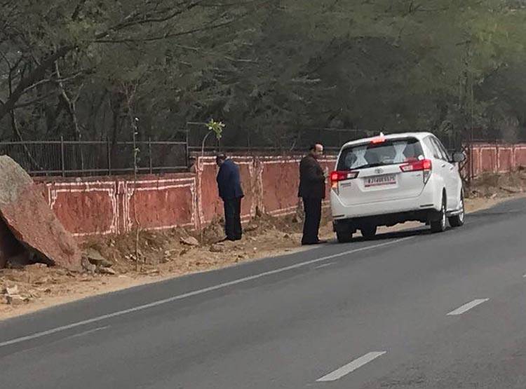 ... जब खुले में पेशाब करते कैमरे में कैद हुए बीजेपी के मंत्री