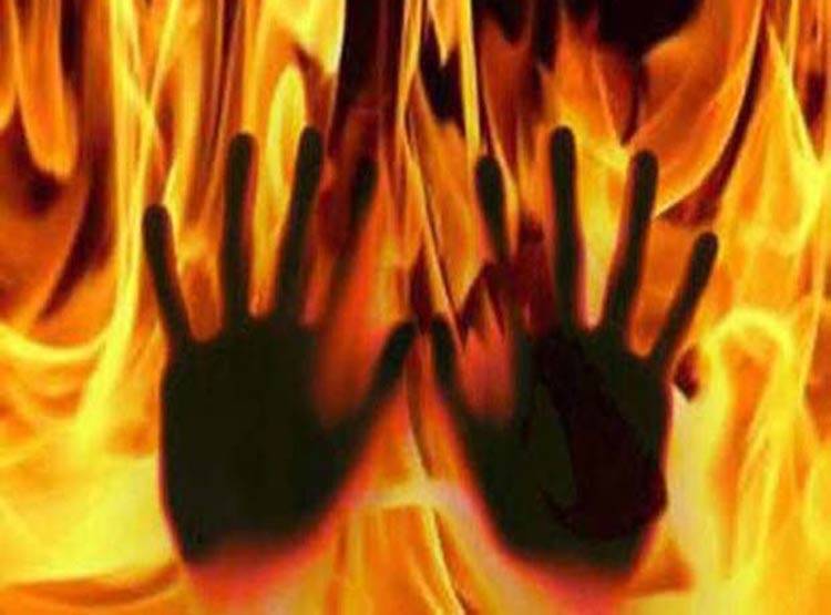 दो दोस्त एक ही लड़की से करते थे प्यार, शराब पीकर खुद को लगाई आग