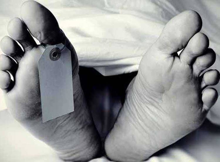 दो दोस्त एक ही लड़की से करते थे प्यार, शराब पीकर खुद को लगाई आग