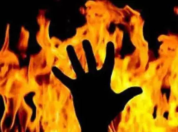 दो दोस्त एक ही लड़की से करते थे प्यार, शराब पीकर खुद को लगाई आग