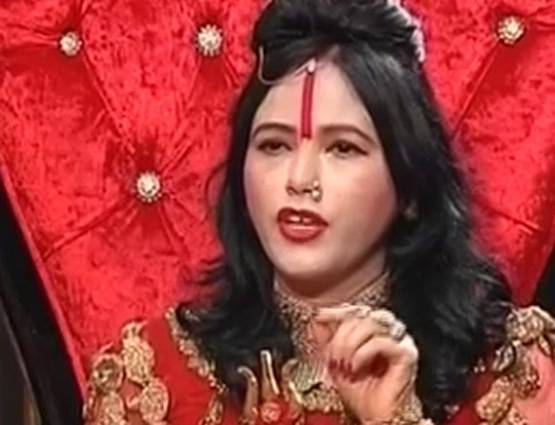 हाथ जोड़कर खड़े थे भक्त, #Metoo पर राधे मां ने दी ऐसी सलाह