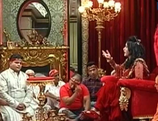 हाथ जोड़कर खड़े थे भक्त, #Metoo पर राधे मां ने दी ऐसी सलाह