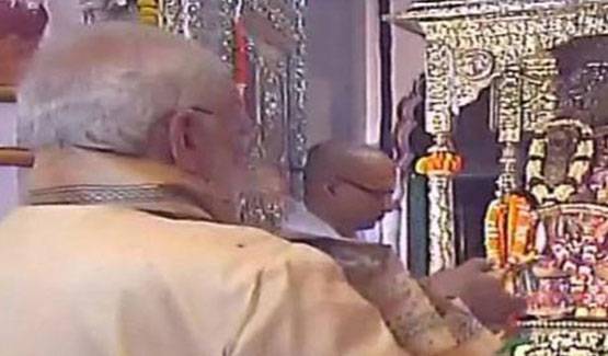 देखें तस्वीरेंः ...जब साईं के दरबार में पहुंचे पीएम नरेंद्र मोदी