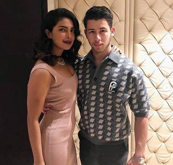 रेड आउटफिट में प्रियंका की फोटो वायरल, कीमत लाखों में