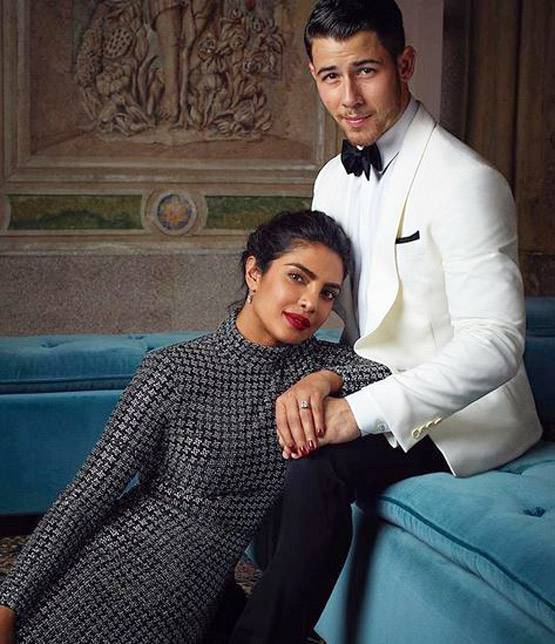 रेड आउटफिट में प्रियंका की फोटो वायरल, कीमत लाखों में