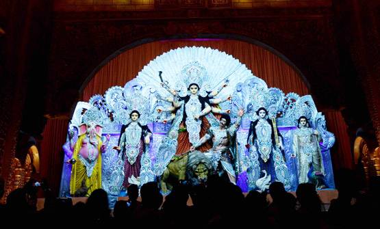 देखें कोलकाता की दुर्गा पूजा, भव्य पंडालों से ऐसे सजा शहर