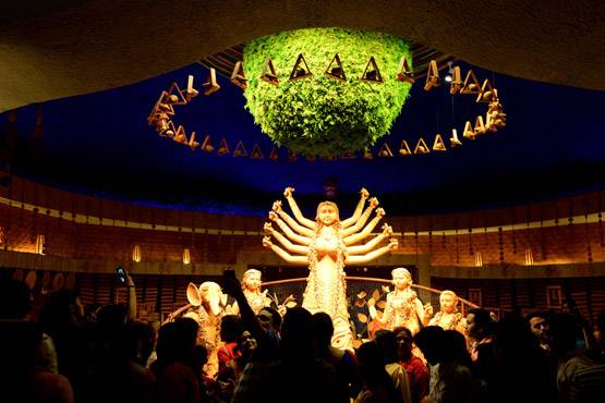 देखें कोलकाता की दुर्गा पूजा, भव्य पंडालों से ऐसे सजा शहर