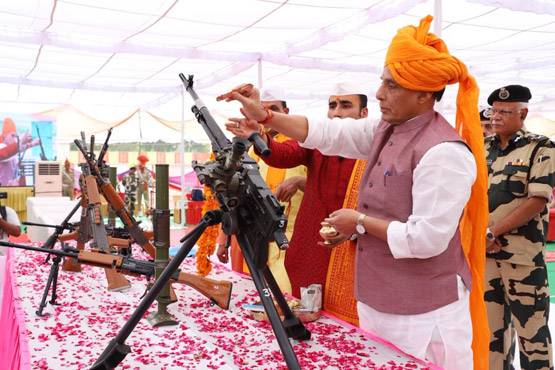विजयदशमी पर राजनाथ सिंह ने की शस्त्र पूजा, पाक को ललकारा
