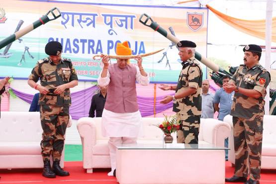 विजयदशमी पर राजनाथ सिंह ने की शस्त्र पूजा, पाक को ललकारा