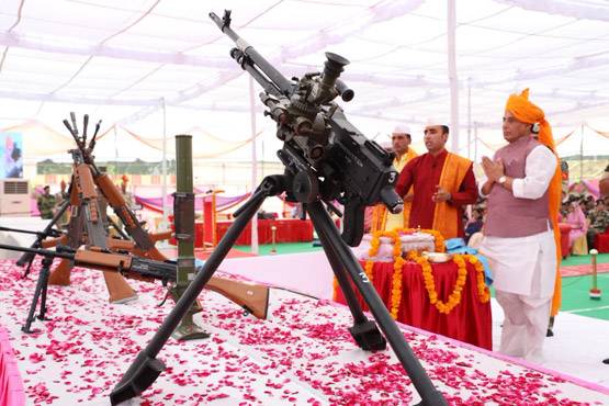 विजयदशमी पर राजनाथ सिंह ने की शस्त्र पूजा, पाक को ललकारा