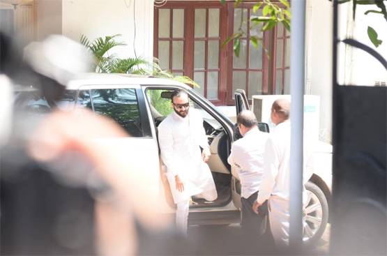 दादी कृष्णा के अंत‍िम दर्शन को पहुंचीं करीना-कर‍िश्मा, सैफ भी द‍िखे