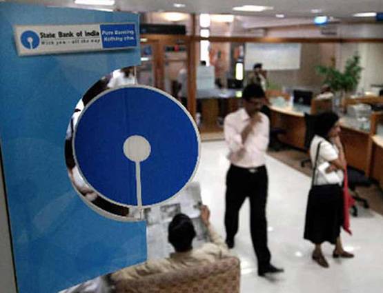 Free मोबाइल, छुट्ट‍ियां, ये हैं SBI समेत इन बैंकों के फेस्ट‍िव ऑफर