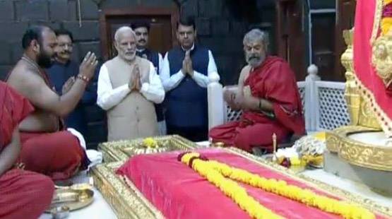 देखें तस्वीरेंः ...जब साईं के दरबार में पहुंचे पीएम नरेंद्र मोदी