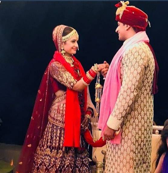 VIDEO: दूल्हे ने घूंघट नहीं बल्कि दुल्हन ने उठाया प्रिंस का सेहरा