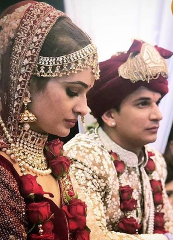 VIDEO: दूल्हे ने घूंघट नहीं बल्कि दुल्हन ने उठाया प्रिंस का सेहरा