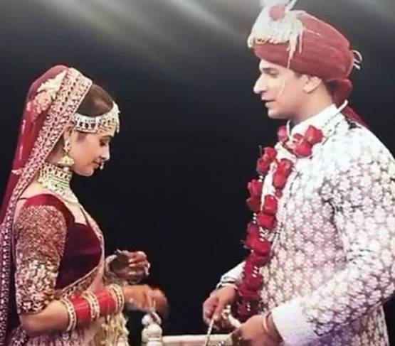 VIDEO: दूल्हे ने घूंघट नहीं बल्कि दुल्हन ने उठाया प्रिंस का सेहरा