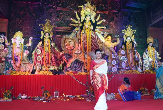 दुर्गा पूजा में मां किरण संग पहुंचे आमिर खान के बेटे आजाद