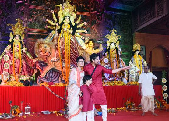 दुर्गा पूजा में मां किरण संग पहुंचे आमिर खान के बेटे आजाद