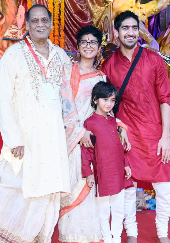 दुर्गा पूजा में मां किरण संग पहुंचे आमिर खान के बेटे आजाद