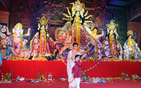 दुर्गा पूजा में मां किरण संग पहुंचे आमिर खान के बेटे आजाद