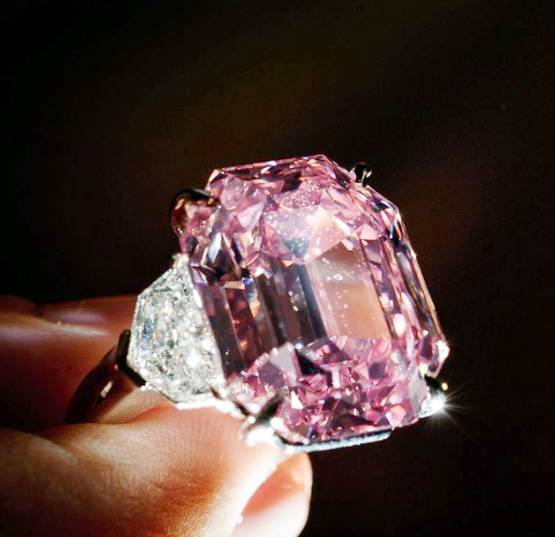 जानिए- 100 साल पुराने पिंक हीरे की खासयित, करोड़ों में हुआ नीलाम
