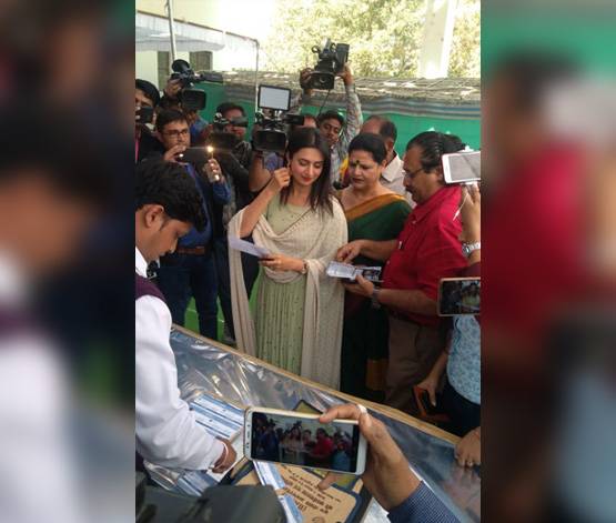 PHOTOS: दिव्यांका त्र‍िपाठी ने मुंबई से भोपाल आकर किया मतदान