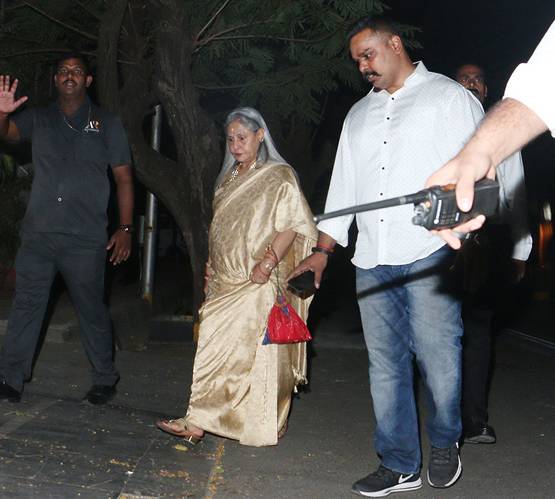 परिवार संग अमिताभ बच्चन ने मनाई दिवाली, जलाई फुलझड़ी