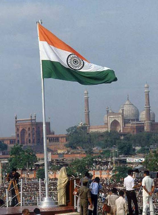 बाल चरखा से आयरन लेडी तक, 20 तस्वीरों में देखें इंदिरा की जिंदगी