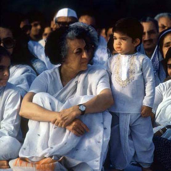 बाल चरखा से आयरन लेडी तक, 20 तस्वीरों में देखें इंदिरा की जिंदगी