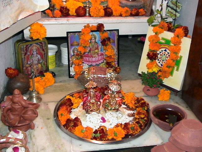 Dhanteras 2018: पूजा से पहले जान लें मां लक्ष्मी से जुड़ीं ये बातें