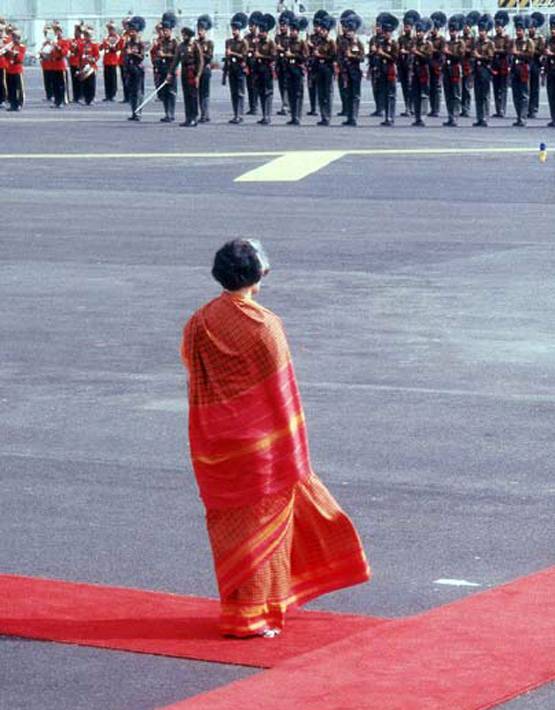 बाल चरखा से आयरन लेडी तक, 20 तस्वीरों में देखें इंदिरा की जिंदगी