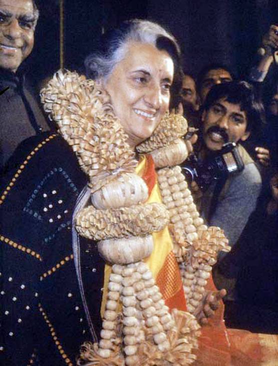 बाल चरखा से आयरन लेडी तक, 20 तस्वीरों में देखें इंदिरा की जिंदगी