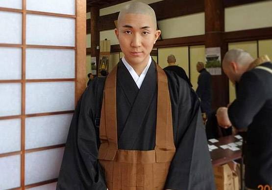 फेमस मेकअप आर्टिस्ट है गे बौद्ध भिक्षु, पॉप स्टार तक इनके फैन