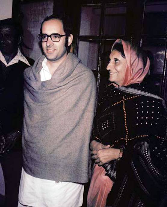 बाल चरखा से आयरन लेडी तक, 20 तस्वीरों में देखें इंदिरा की जिंदगी