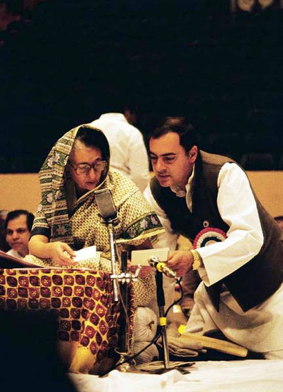 बाल चरखा से आयरन लेडी तक, 20 तस्वीरों में देखें इंदिरा की जिंदगी