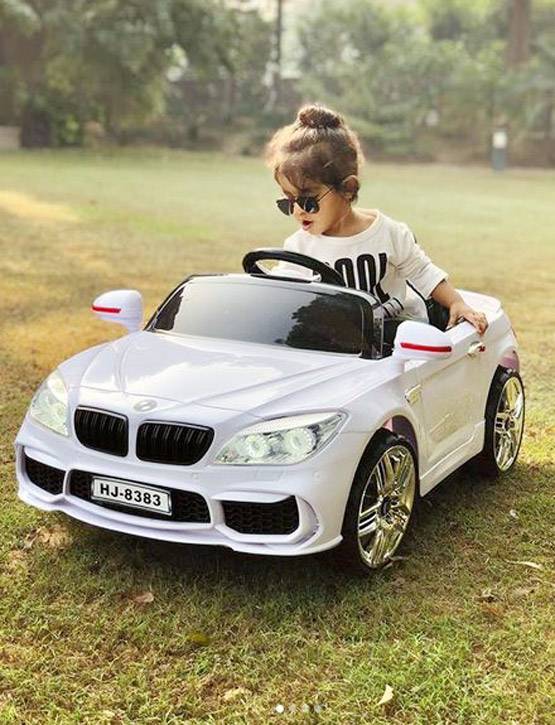 रवीना टंडन ने दी असिन की बेटी को टॉय कार, यूं कर रहीं ड्राइव