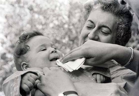 बाल चरखा से आयरन लेडी तक, 20 तस्वीरों में देखें इंदिरा की जिंदगी