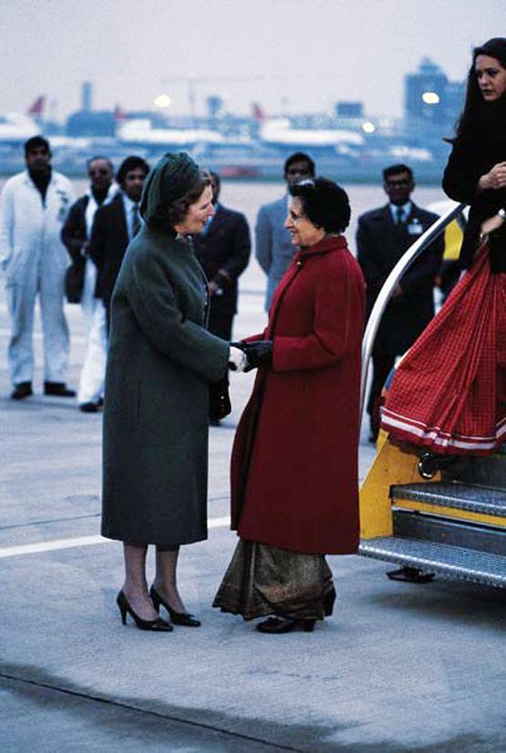 बाल चरखा से आयरन लेडी तक, 20 तस्वीरों में देखें इंदिरा की जिंदगी