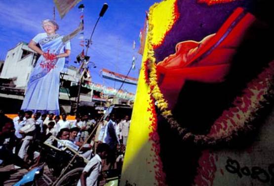 बाल चरखा से आयरन लेडी तक, 20 तस्वीरों में देखें इंदिरा की जिंदगी