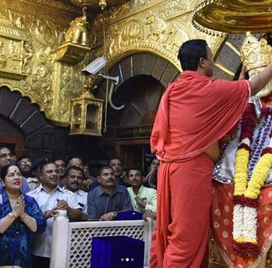 शिल्पा शेट्टी ने साईं बाबा को चढ़ाया सोने का मुकुट, पति भी थे साथ