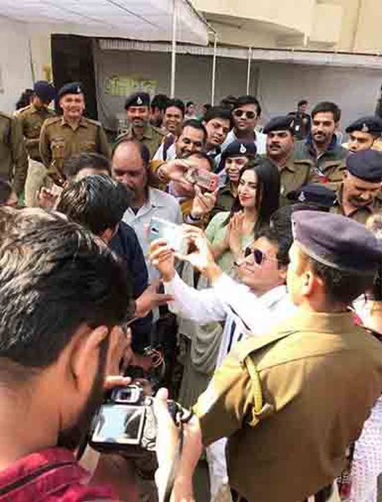 PHOTOS: दिव्यांका त्र‍िपाठी ने मुंबई से भोपाल आकर किया मतदान