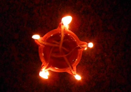 Diwali 2018: धन प्राप्ति के लिए दिवाली की रात करें इन मंत्रों का जाप