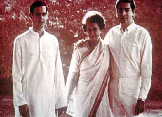 बाल चरखा से आयरन लेडी तक, 20 तस्वीरों में देखें इंदिरा की जिंदगी