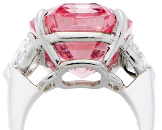 जानिए- 100 साल पुराने पिंक हीरे की खासयित, करोड़ों में हुआ नीलाम