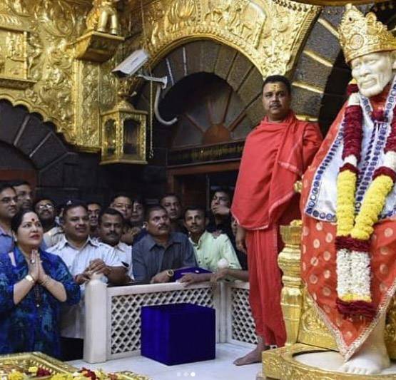 शिल्पा शेट्टी ने साईं बाबा को चढ़ाया सोने का मुकुट, पति भी थे साथ