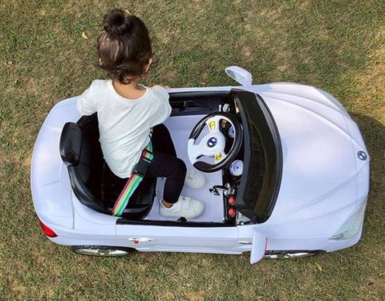 रवीना टंडन ने दी असिन की बेटी को टॉय कार, यूं कर रहीं ड्राइव