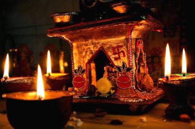 Dhanteras 2018: पूजा से पहले जान लें मां लक्ष्मी से जुड़ीं ये बातें